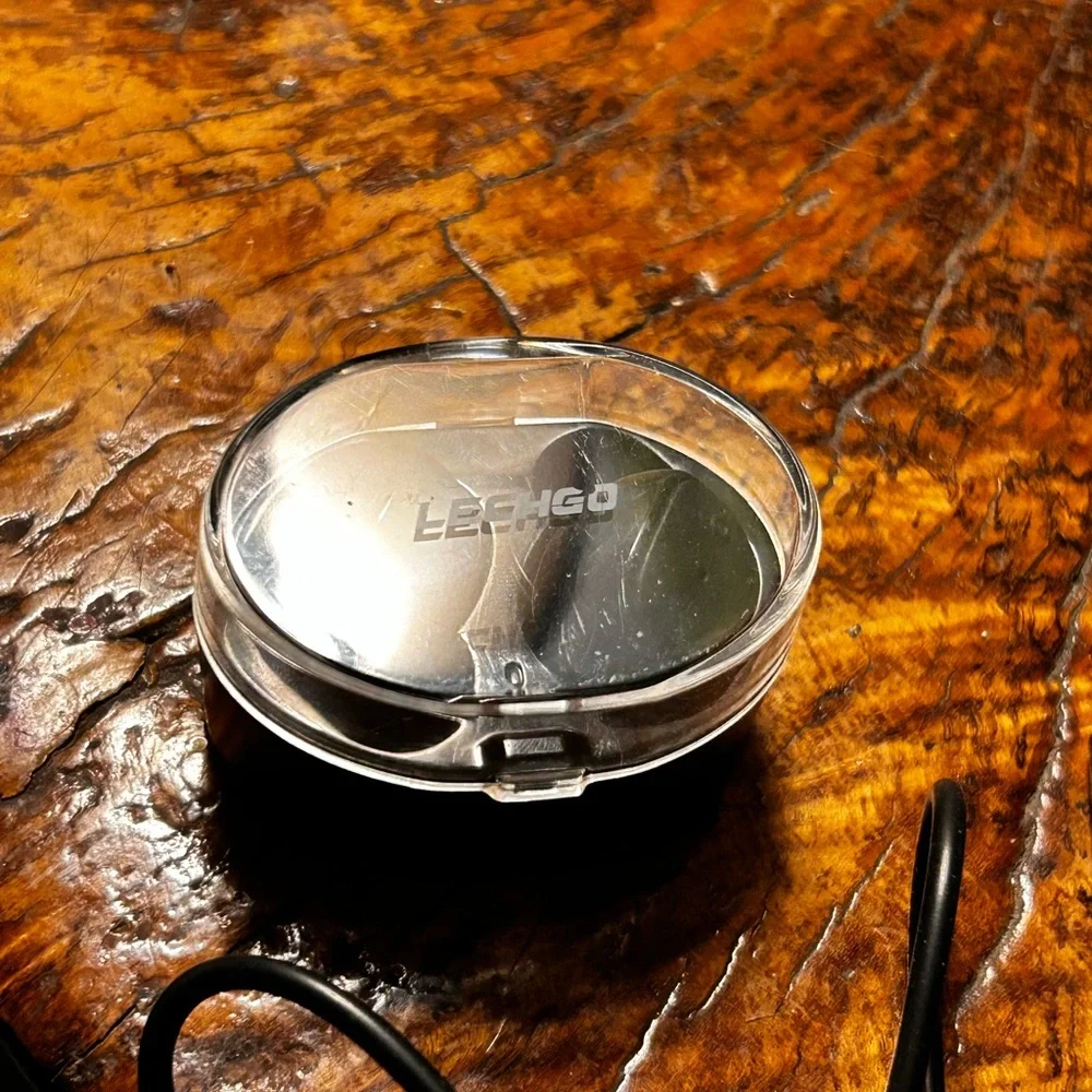 Lechgo bluetooth headphones.